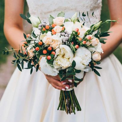Braut hält einen Blumenstrauß im rustikalen Stil, Hochzeitsbouquet